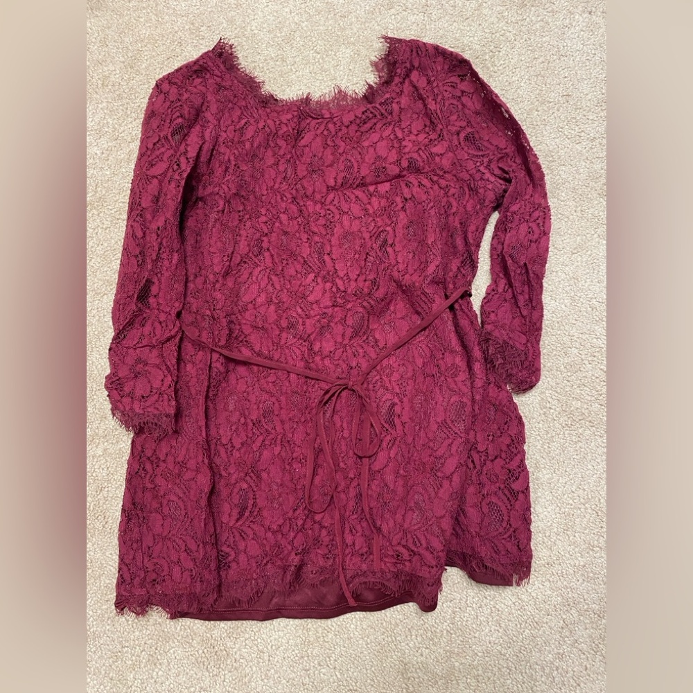 Beautiful lace maternity shirt, zip up back